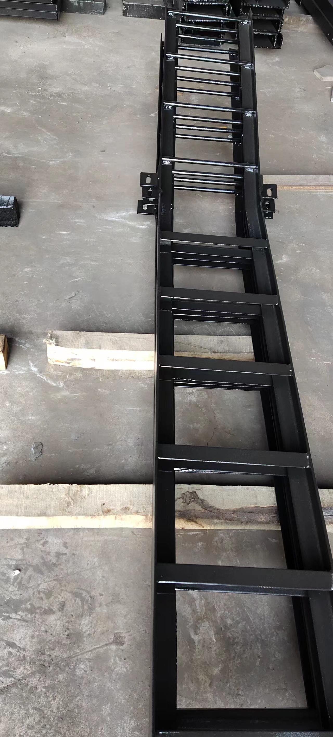 1756285624615820.jpg 聚脲梯子.jpg